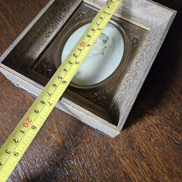 Vintage Ornate Brown and Gold Photo Frame. - Picture 9 of 10